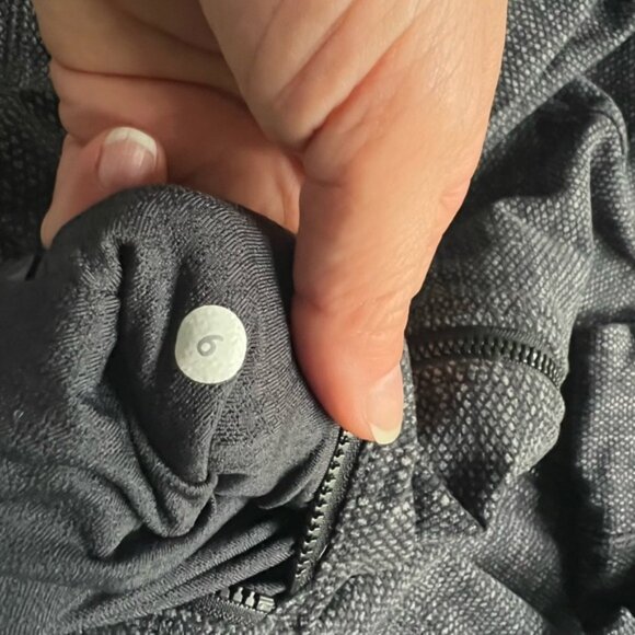 Lululemon Forme Jacket (Cuffins) Deep Coal size 6 - Picture 4 of 4